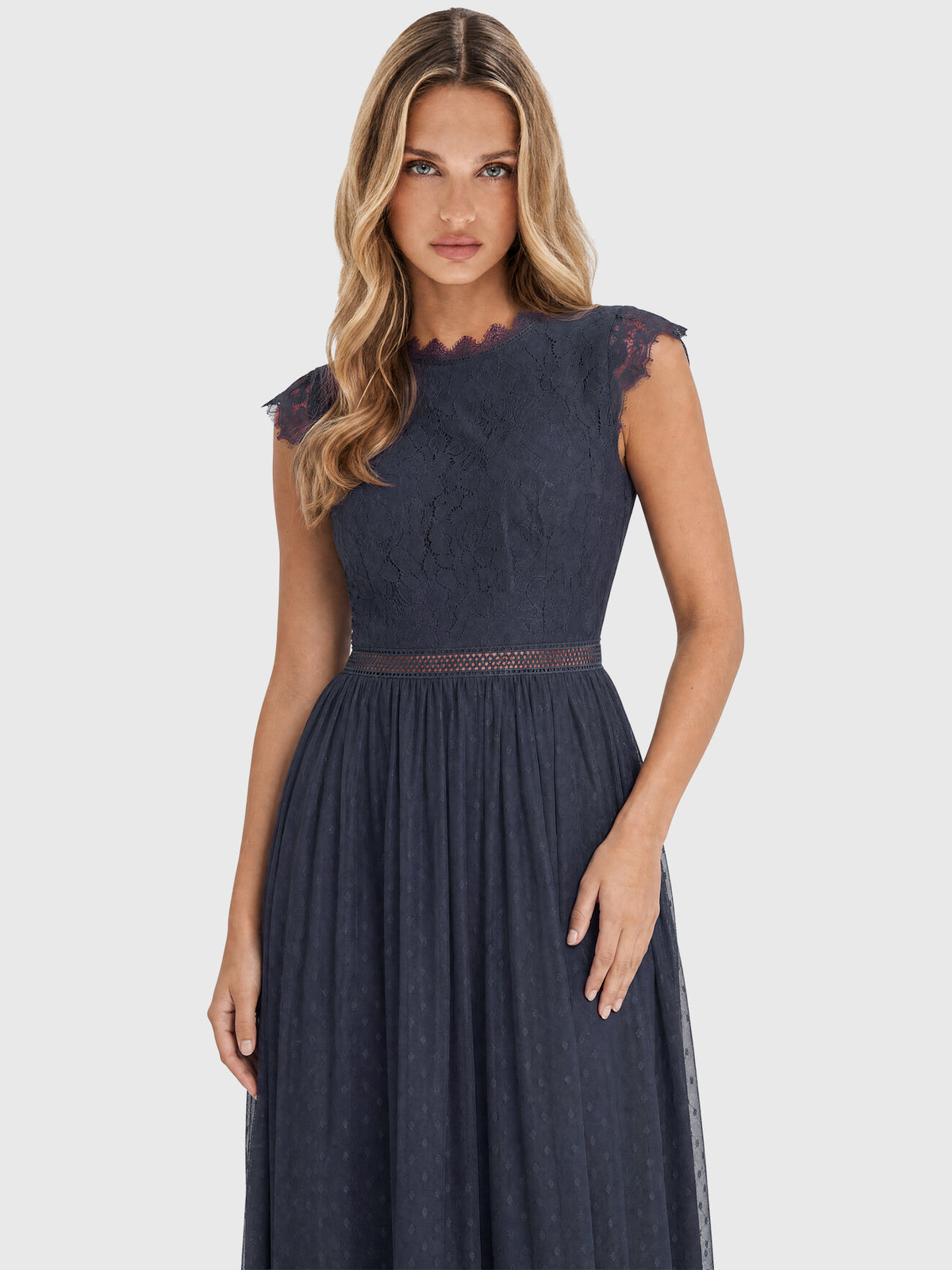 Kleid aus plastischer Spitze und weichem Tüll | nachtblau