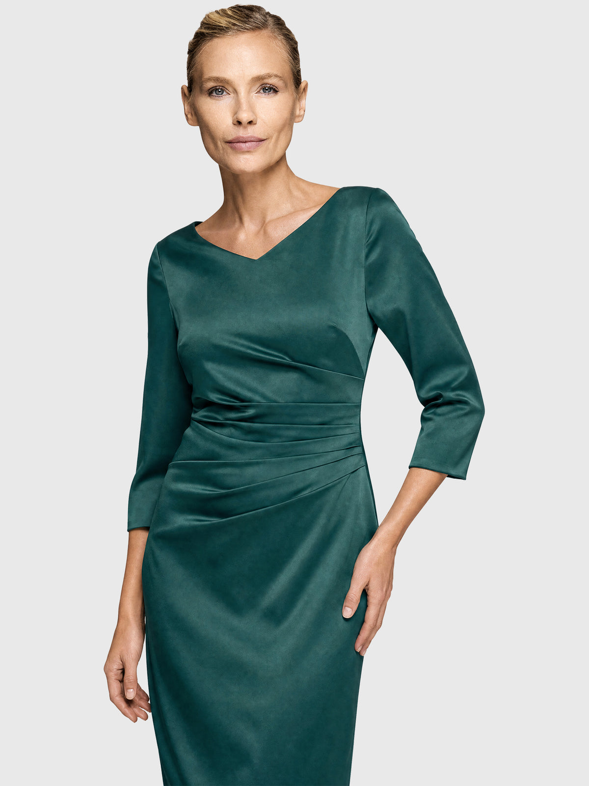 APART Kleid aus elastischem Satin | emerald