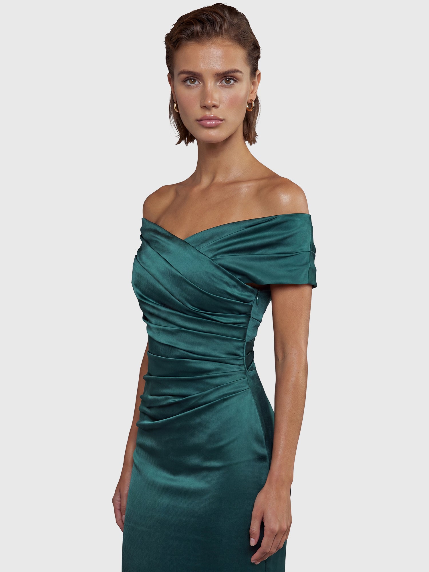 APART On-Shoulder-Kleid aus Satin | emerald