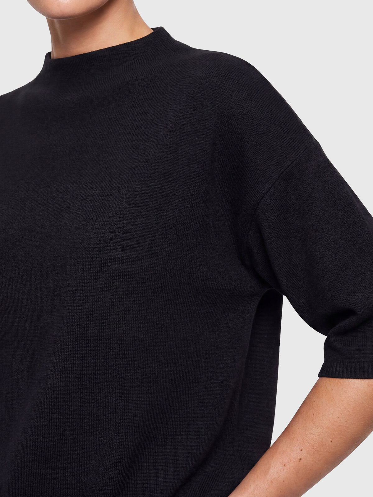 Legerer Pullover aus reiner Merinowoll mit Stehkragen | schwarz