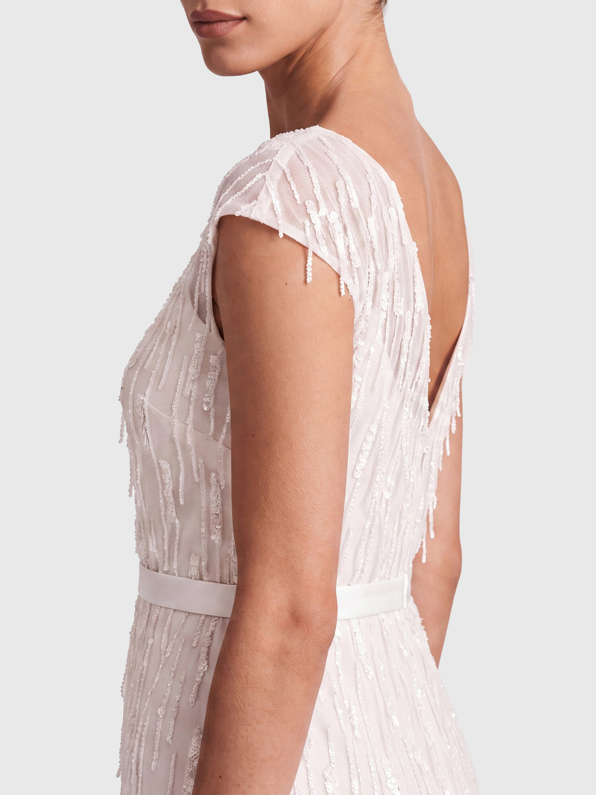 Brautkleid mit Paillettenstickerei und Tüll-Godets | creme