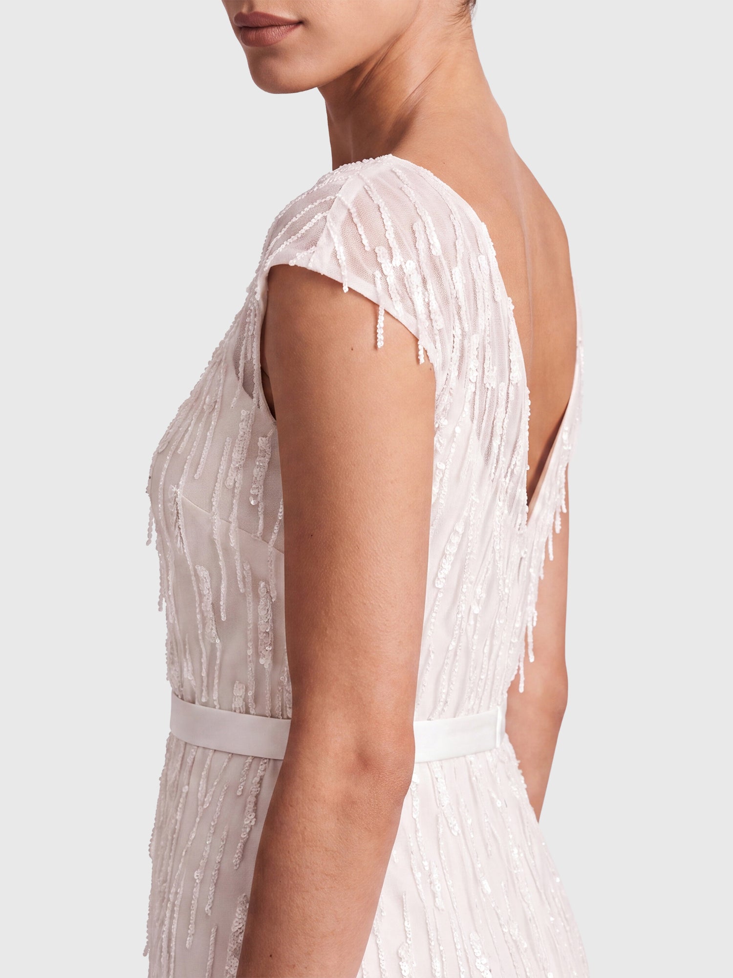 Brautkleid mit Paillettenstickerei und Tüll-Godets | creme