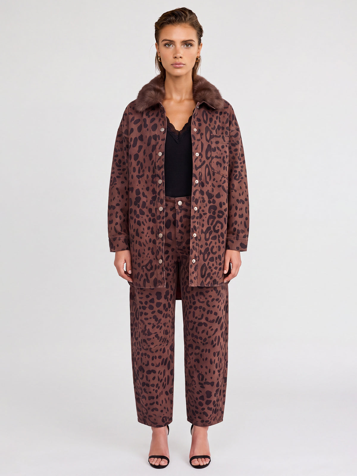 Oversized Jeansbluse mit Leoprint und abnehmbarem Kunstfellkragen | braun-schwarz