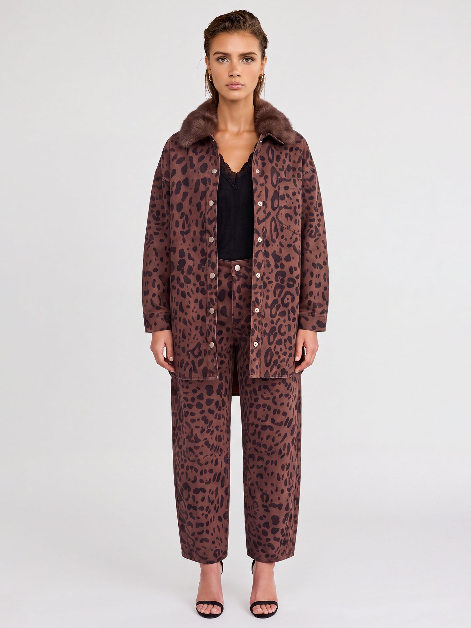 Oversized Jeansbluse mit Leoprint und abnehmbarem Kunstfellkragen | braun-schwarz