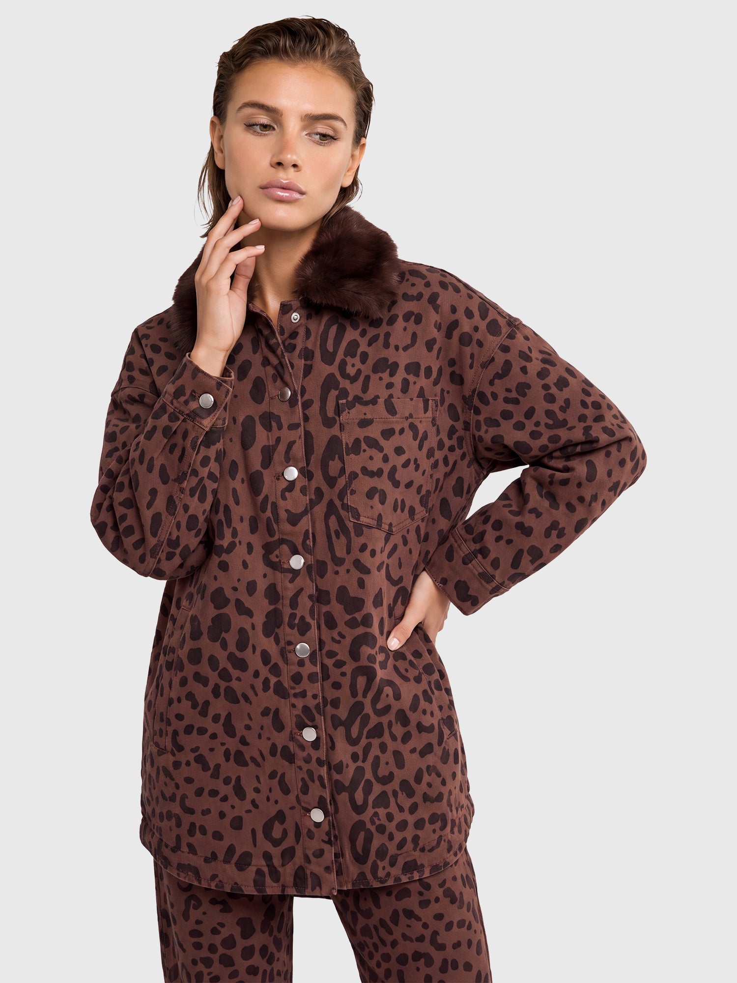 Oversized Jeansbluse mit Leoprint und abnehmbarem Kunstfellkragen | braun-schwarz