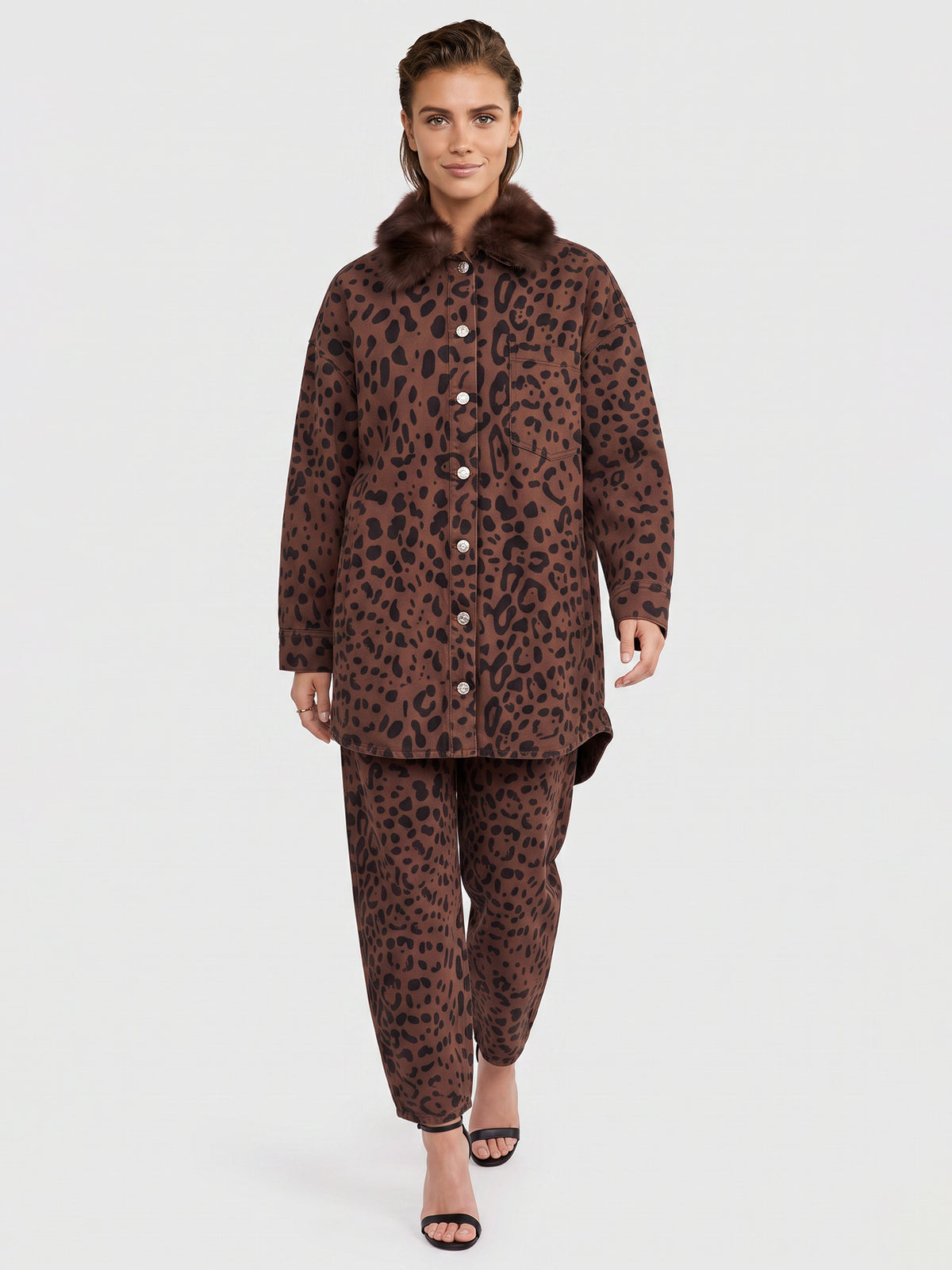 Oversized Jeansbluse mit Leoprint und abnehmbarem Kunstfellkragen | braun-schwarz