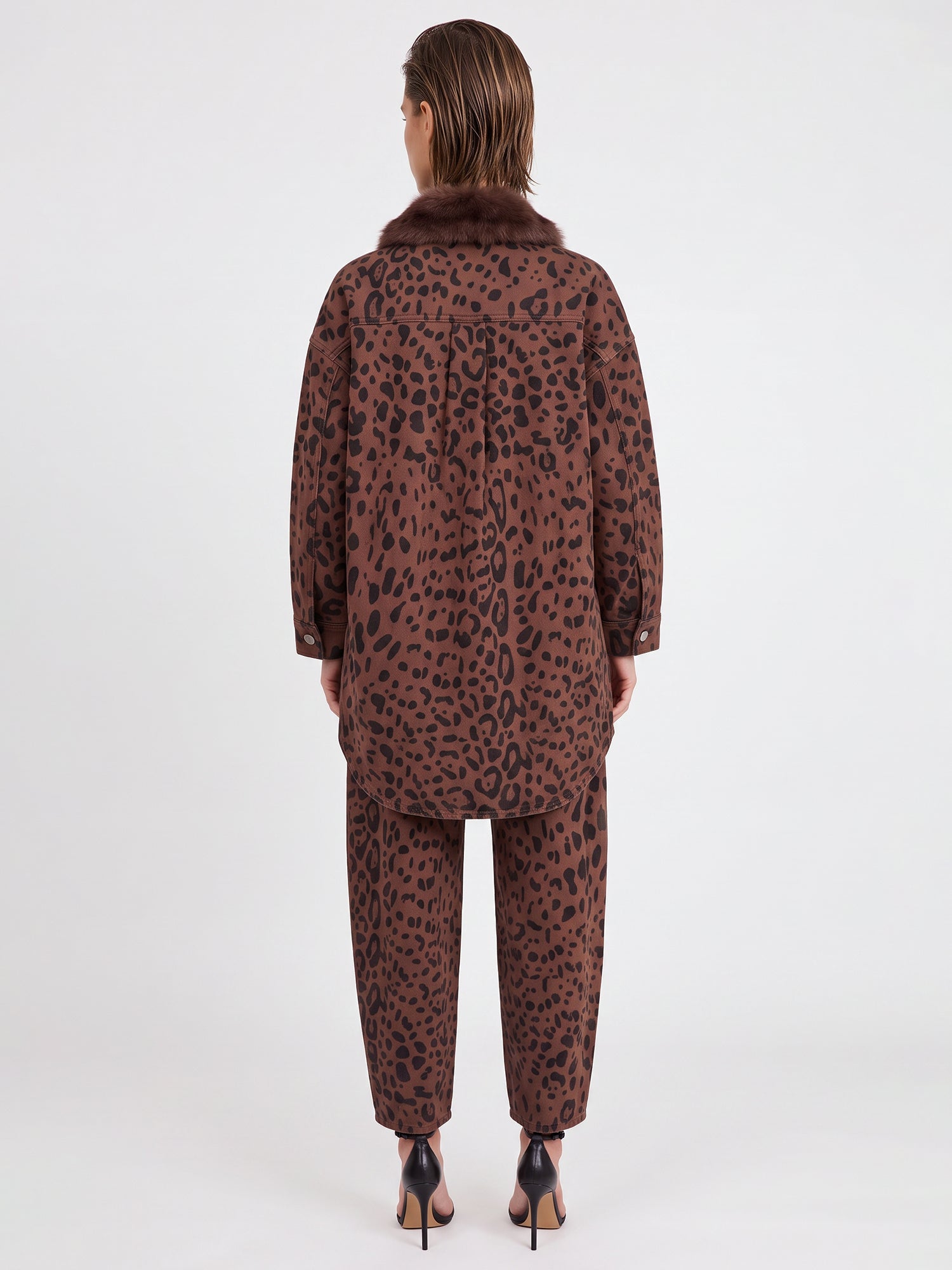 Oversized Jeansbluse mit Leoprint und abnehmbarem Kunstfellkragen | braun-schwarz