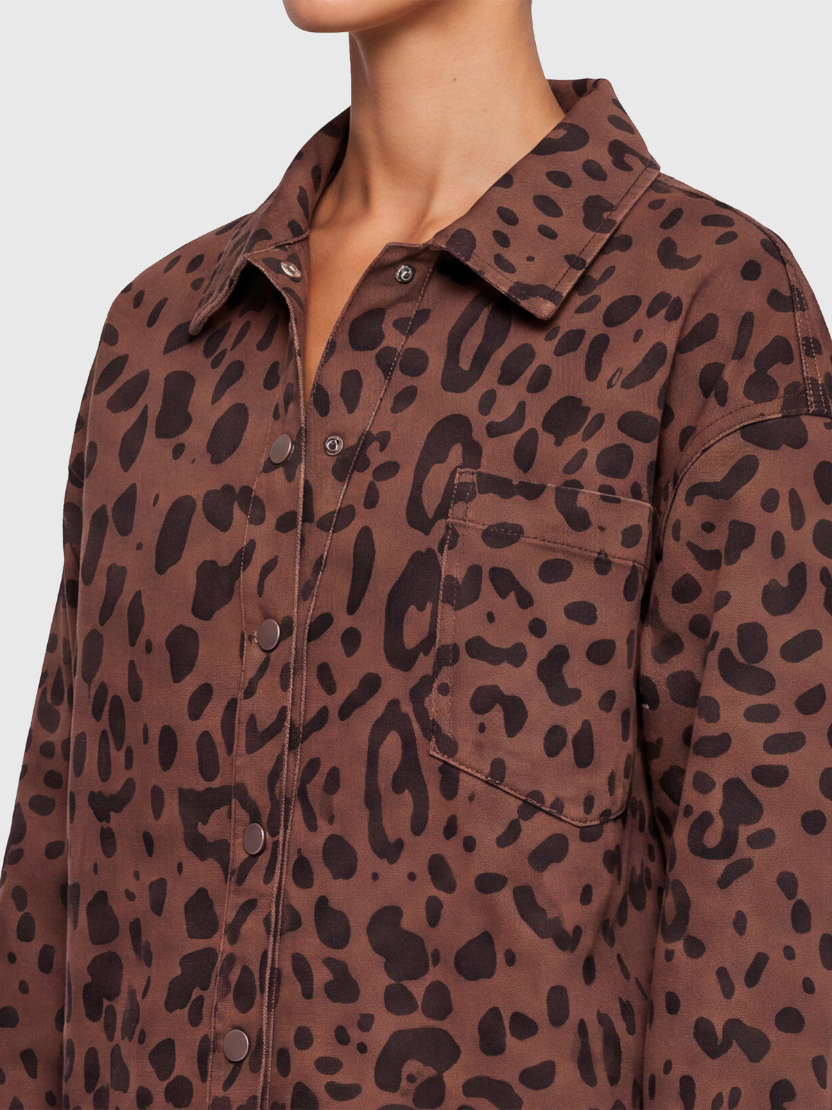 Oversized Jeansbluse mit Leoprint und abnehmbarem Kunstfellkragen | braun-schwarz