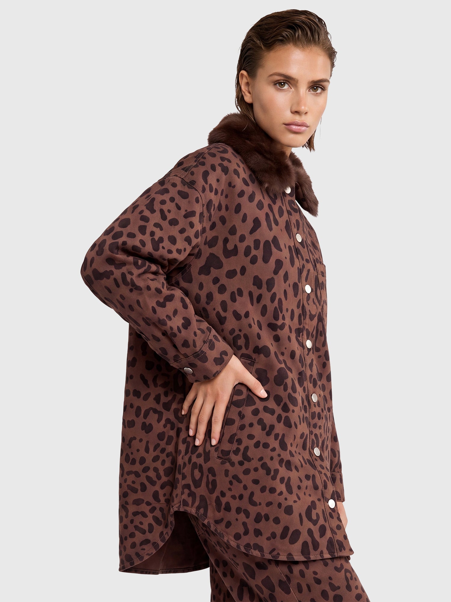 Oversized Jeansbluse mit Leoprint und abnehmbarem Kunstfellkragen | braun-schwarz