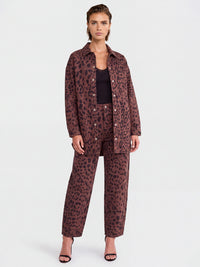 Oversized Jeansbluse mit Leoprint und abnehmbarem Kunstfellkragen | braun-schwarz