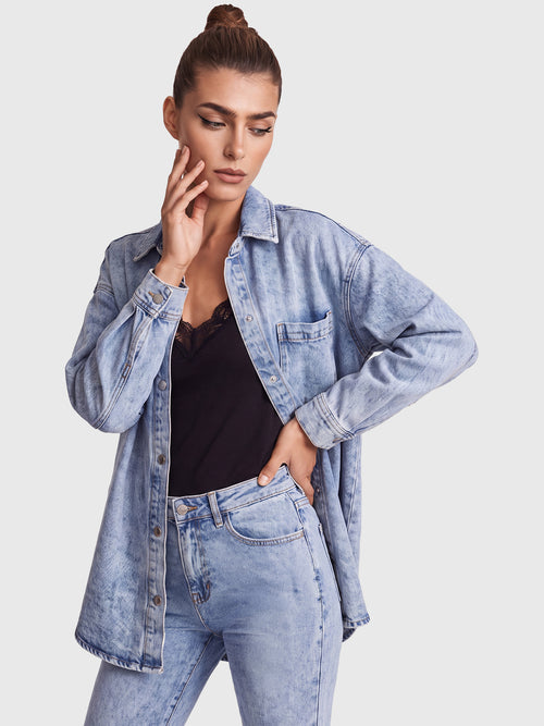 Oversized Jeansbluse mit abnehmbarem Kunstfellkragen | blau acid wash image 1