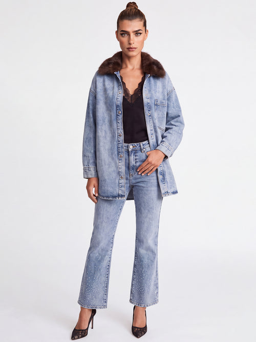 Oversized Jeansbluse mit abnehmbarem Kunstfellkragen | blau acid wash image 1