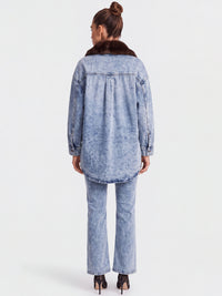 Oversized Jeansbluse mit abnehmbarem Kunstfellkragen | blau acid wash