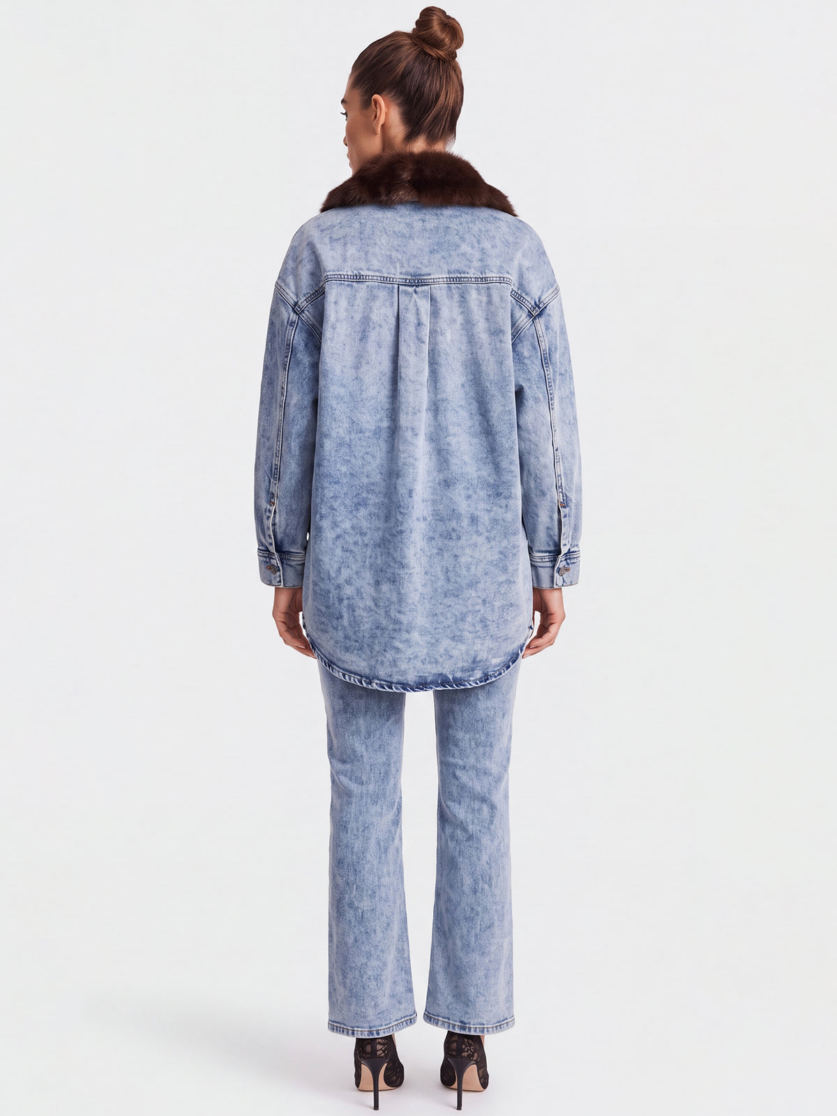 Oversized Jeansbluse mit abnehmbarem Kunstfellkragen | blau acid wash