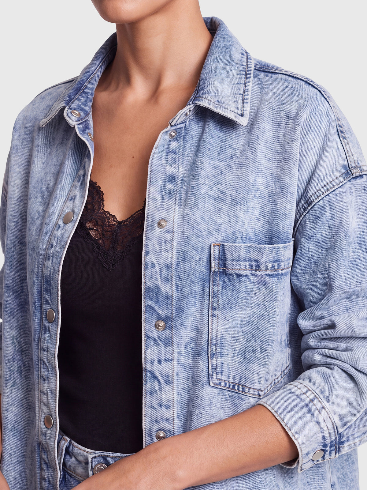 Oversized Jeansbluse mit abnehmbarem Kunstfellkragen | blau acid wash