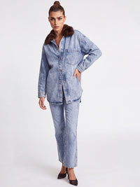 Oversized Jeansbluse mit abnehmbarem Kunstfellkragen | blau acid wash