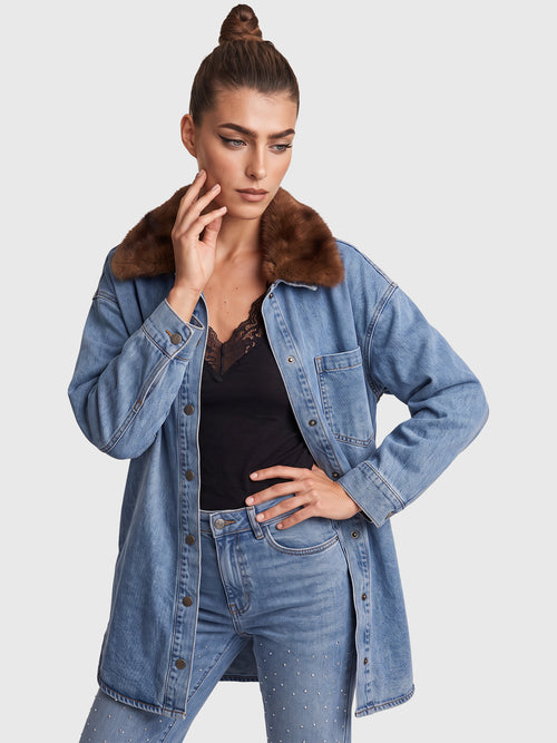 Oversized Jeansbluse mit abnehmbarem Kunstfellkragen | hellblau image 1
