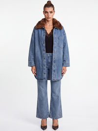 Oversized Jeansbluse mit abnehmbarem Kunstfellkragen | hellblau