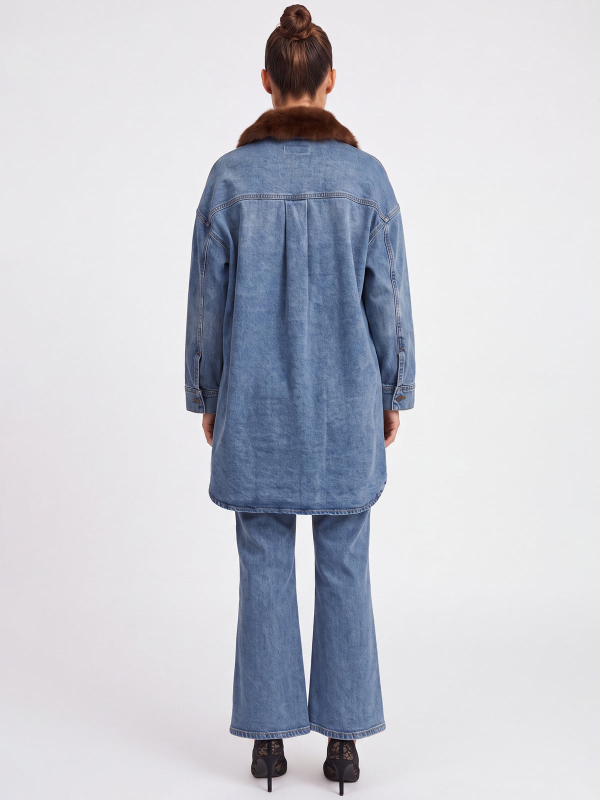 Oversized Jeansbluse mit abnehmbarem Kunstfellkragen | hellblau