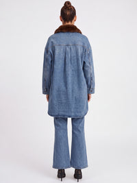 Oversized Jeansbluse mit abnehmbarem Kunstfellkragen | hellblau