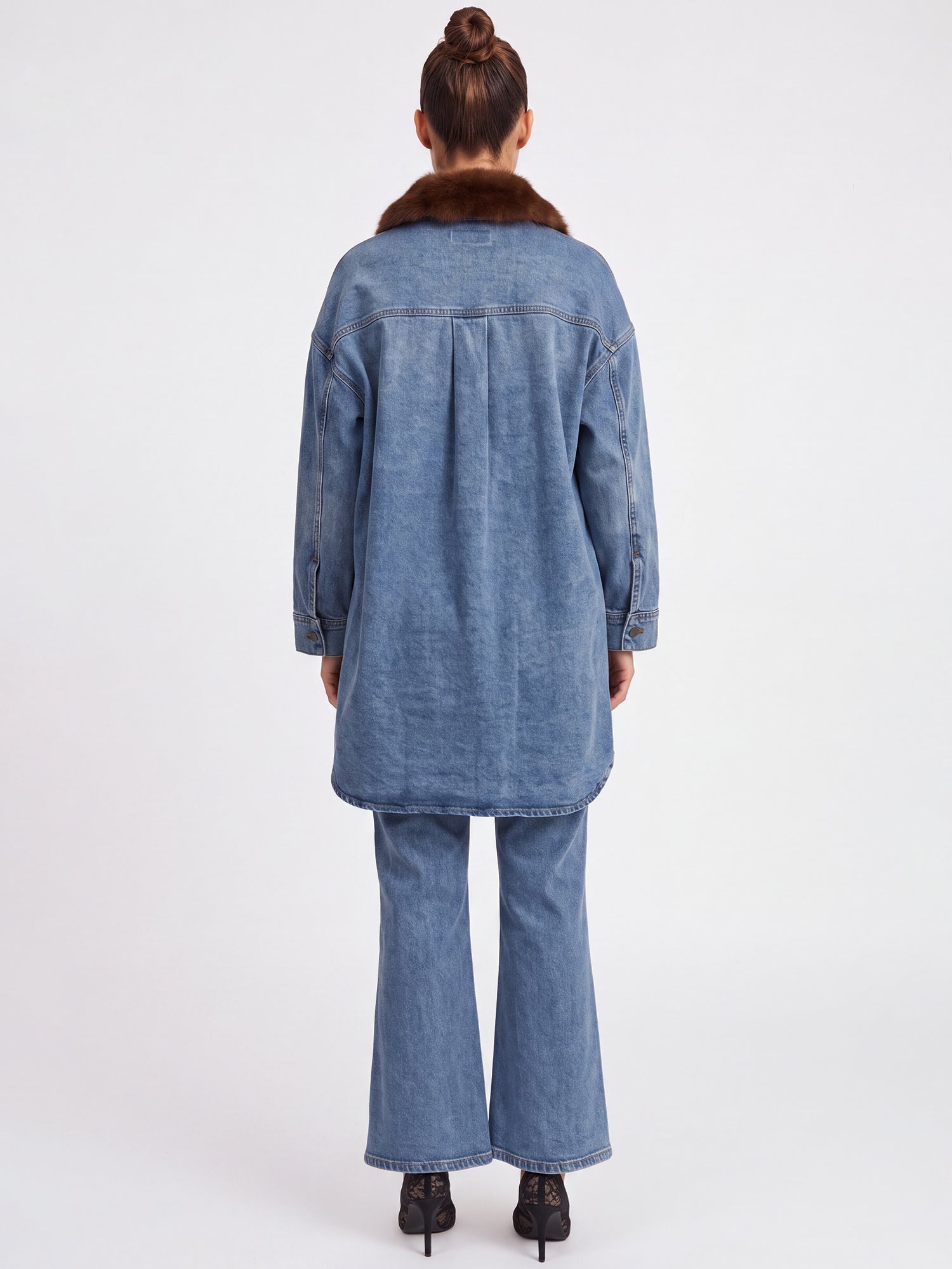Oversized Jeansbluse mit abnehmbarem Kunstfellkragen | hellblau