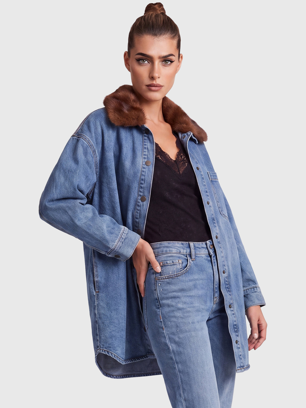 Oversized Jeansbluse mit abnehmbarem Kunstfellkragen | hellblau