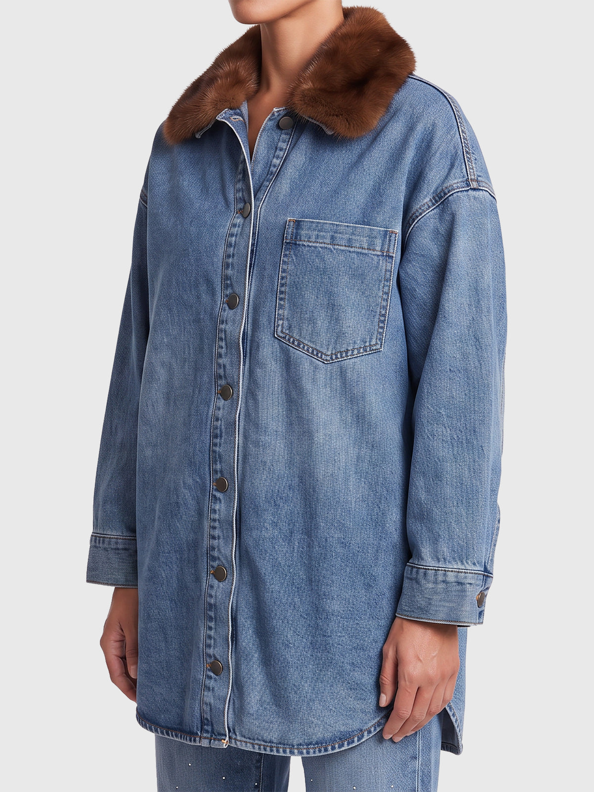 Oversized Jeansbluse mit abnehmbarem Kunstfellkragen | hellblau
