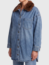 Oversized Jeansbluse mit abnehmbarem Kunstfellkragen | hellblau