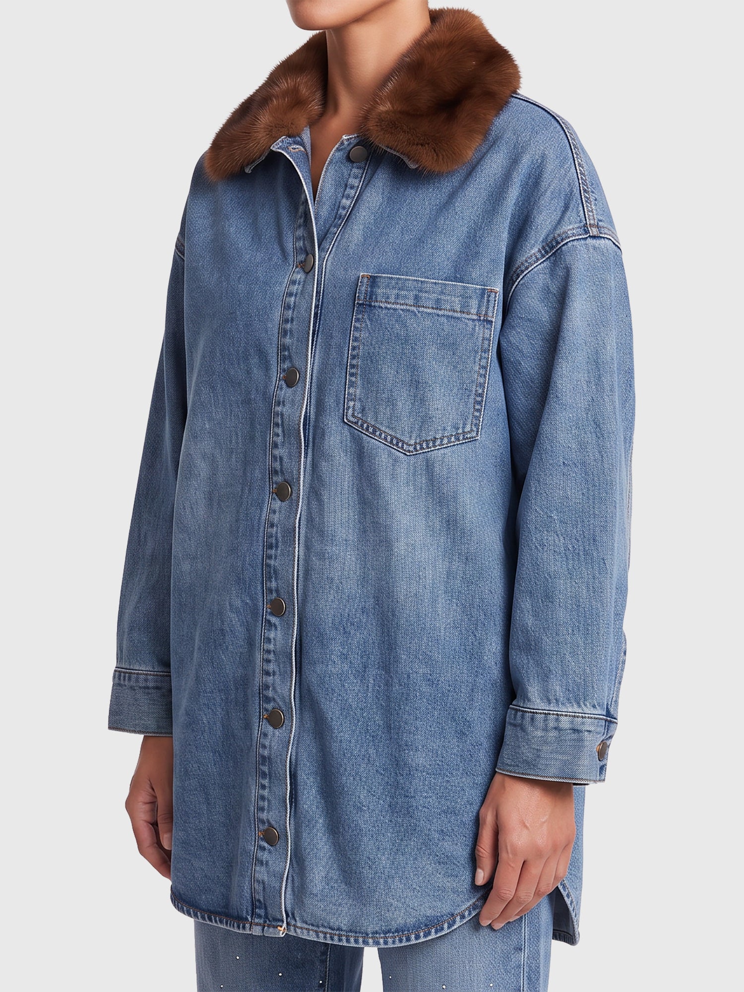 Oversized Jeansbluse mit abnehmbarem Kunstfellkragen | hellblau