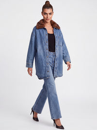 Oversized Jeansbluse mit abnehmbarem Kunstfellkragen | hellblau
